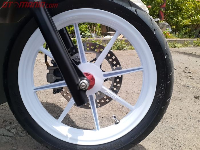 Pelek standart motor diganti dengan pelek Racing Boy ring 14 berwarna putih