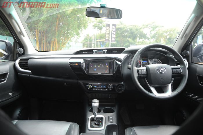 Tampilan dasbor dan kabin Toyota New Hilux 2.4 V 4x4 A/T tergolong mewah