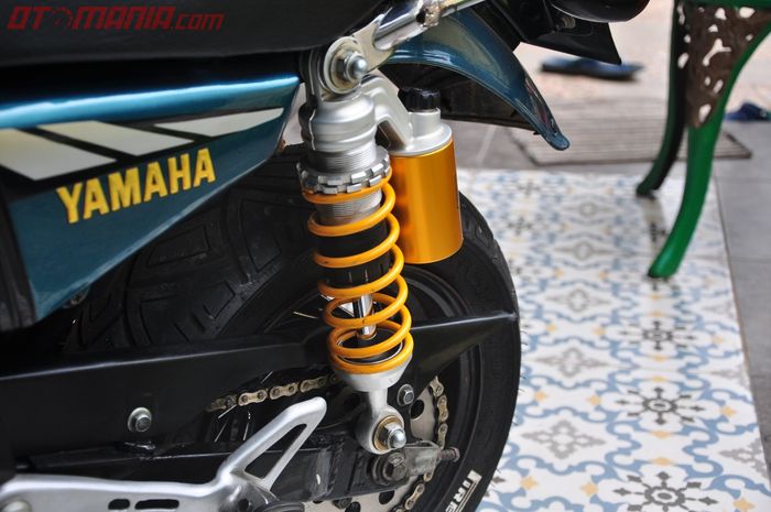 Suspensi belakang comot Ohlins milik Jupiter Z karena panjangnya dirasa pas di RX King mini ini