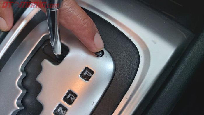 Ilustrasi.  Cara gunakan fitur shift lock mobil  matic agar saat parkir pararel bisa didorong.