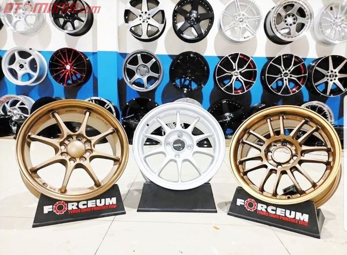 Satu hal yang sulit ditiru pelek replika adal soal bobot