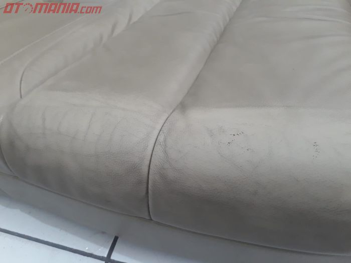 Ilustrasi jok mobil rusak