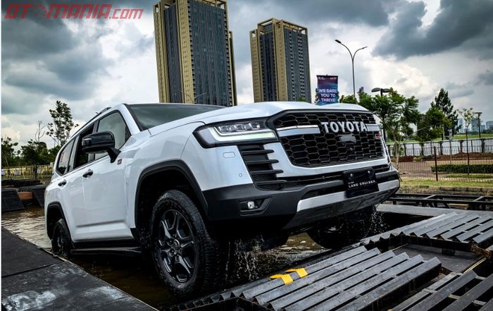 Toyota Land Cruiser 300 GR Sport mudah melintasi genagan air