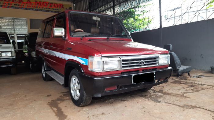 Ilustrasi Toyota Kijang Super bekas di showroom Merdeka Motor, Depok