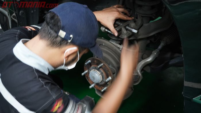 Proses Membersihkan Piston Kaliper Rem Mobil