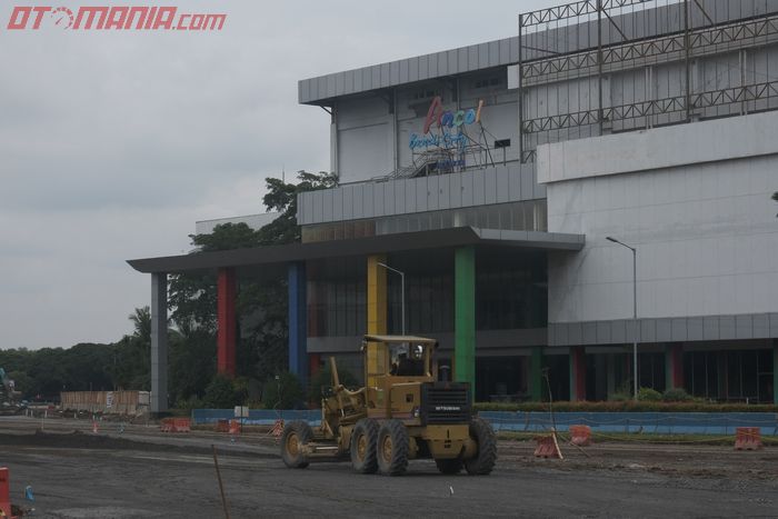 Alat berat melintasi bakal calon backstraight di sirkuit Formula E Jakarta di Ancol, persis di belakang mall Ancol Beach City. 