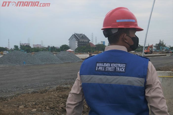 Petugas PT Jaya Konstruksi Manggala Pramata selaku kontraktor mengawasi pembangunan sirkuit Formula E Jakarta di Ancol. 