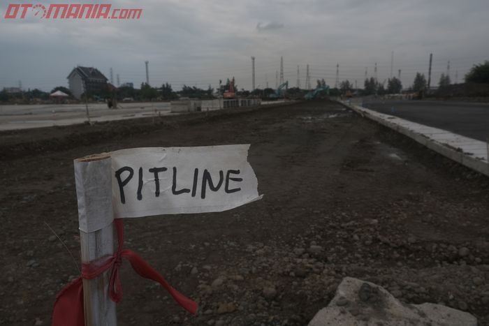 Patok yang menandakan lokasi pitlane untuk sirkuit Formula E Jakarta di Ancol yang akan dibangun. 