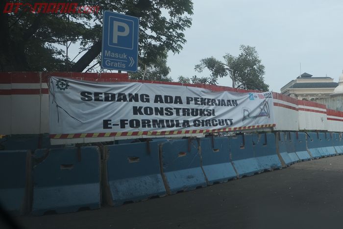 Spanduk yang menandakan adanya konstruksi sirkuit Formula E Jakarta di Ancol. 