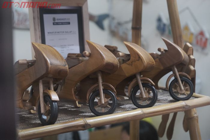 Kerajinan tangan miniatur motor balap dari kayu yang ada di UMKM Goes to Mandalika dalam MotoGP Indonesia.