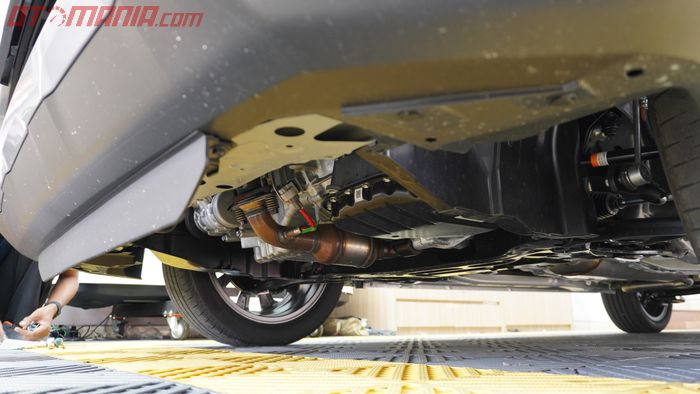 Kolong Mesin Toyota Veloz yang Kosong Tanpa Penutup atau Cover