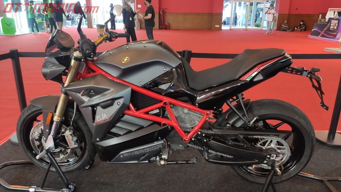 Motor baru Eva Ribelle, motor listrik dengan model street fighter yang diperkenalkan Utomocorp.