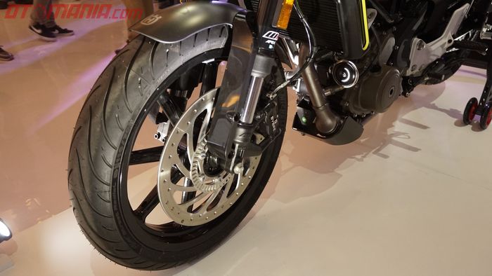 Kaki-kaki depan Husqvarna Svartpilen 250