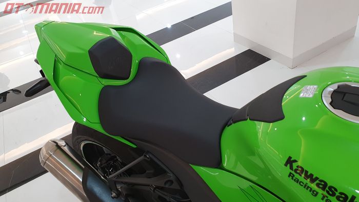 Kawasaki Ninja ZX-10RR pakai single seat tanpa pijakan kaki belakang