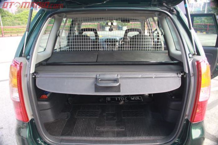 Kabin Toyota Avanza 2005 milik Nalenda, tampil mewah dipasang dog net dan toneau cover