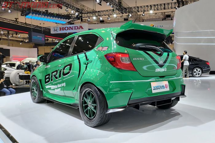 Mobil pemenang Brio Virtual Modification 4 karya Bernard Harianto dipajang di booth GIIAS 2022 milik Honda.