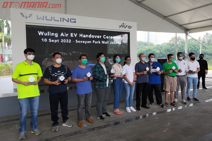 Ke-100 konsumen pertama Wuling Air ev dipanggil dalam beberapa rombongan untuk diberikan plakat oleh perwakilan Wuling Motor, dalam foto ini adalah Dian Asmahani, Brand &amp; Marketing Director Wuling Motors (baju putih, tengah).