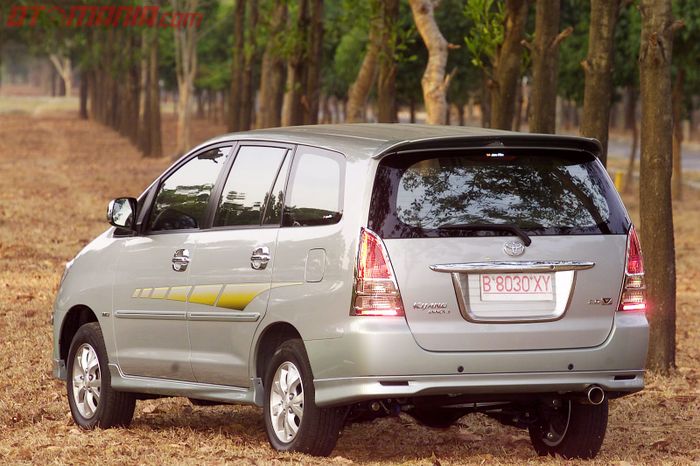 Toyota Kijang Innova diesel generasi pertama