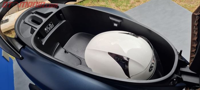 Bagasi jok Yamaha Grand Filano Hybrid Connected muat helm half face 