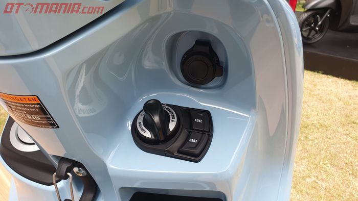 Power socket dan knop keyless Yamaha Grand Filano Hybrid