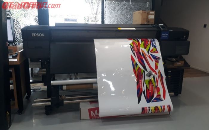 Hasil print sticker Maxdecal Reflective APR100 dari printer Epson SureColor SC-S80670 - 