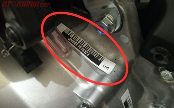 Stiker barcode yang ditempel di mesin motor baru.