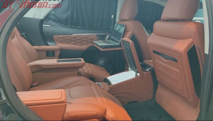 Mewah , kabin Toyota Fortuner dimodifikasi  jadi ruang  VIP, bisa untuk kerja
