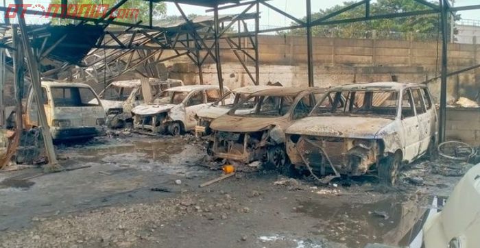 Sejumlah mobil hangus di tempat penitipan rumah warga. 