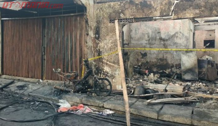  Rumah dan sepeda motor ikut jadi korban kebakaran di Depo Pertamina Plumpang. 