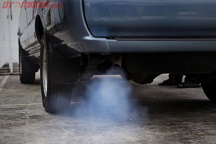 Ilustrasi asap knalpot mobil diesel