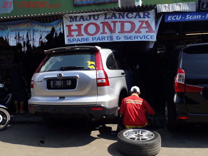 Honda CR-V 2007 yang alami kerusakan pada kaki-kaki sedang diperiksa di bengkel spesialis Honda, Maj