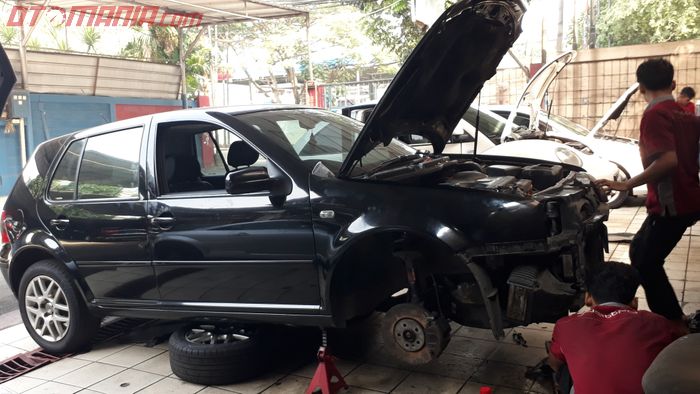 VW Polo yang sedang diperbaiki di bengkel Quatro, Jakarta Selatan