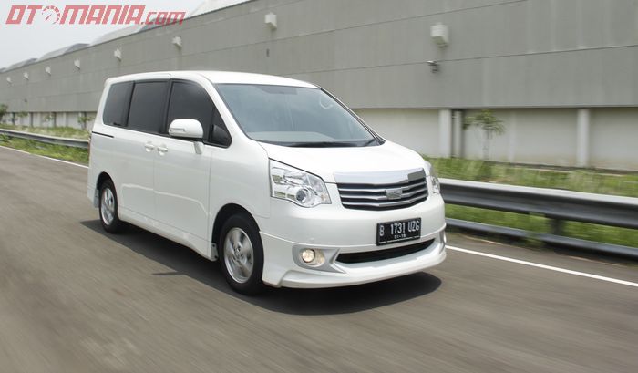 Tampilan Toyota Nav1 tampil menarik dan mewah dengan fitur pintu geser