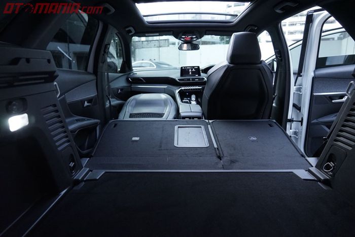 Area kargo Peugeot 3008 saat bangku baris kedua dan penumpang depan dilipat