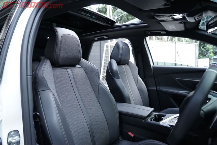 Duduk di jok depan Peugeot 3008 terasa akomodatif