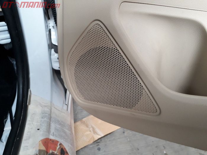 Pemasangan speaker 2-way tak butuh banyak modifikasi kepada interior.