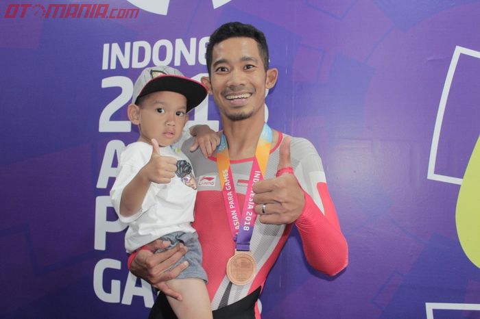 M. Fadli bersama putranya. Persembahan untuk Indonesia