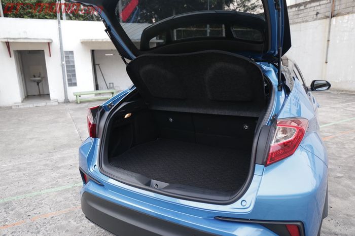Area bagasi Toyota C-HR lebih luas dibanding Mazda CX-3