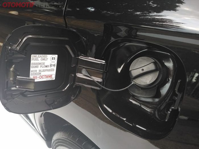 PHEV memiliki sumber energi bahan bakar minyak dan listrik