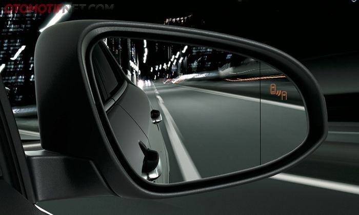 Blind spot monitoring, fitur yang mendeteksi kendaraan di bagian samping kiri atau kanan mobil yang tak terlihat di spion. Ditandai dengan adanya lampu kecil menyala di kaca spion