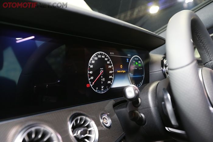 Konsep display 'widescreen cockpit'