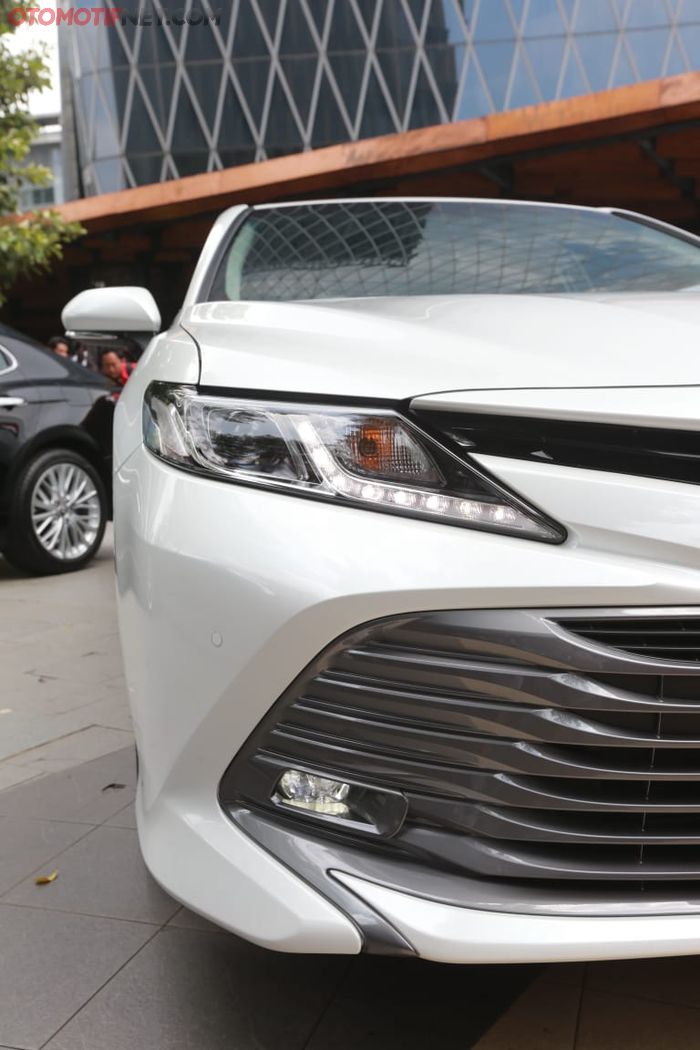 Lampu depan Toyota All New Camry V