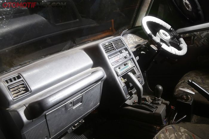 Interior masih minim ubahan, memang mobil belum kelar &lsquo;dibangun&rsquo; semua. Konsentrasinya masih terfokus di area eksterior dan kaki-kaki dulu