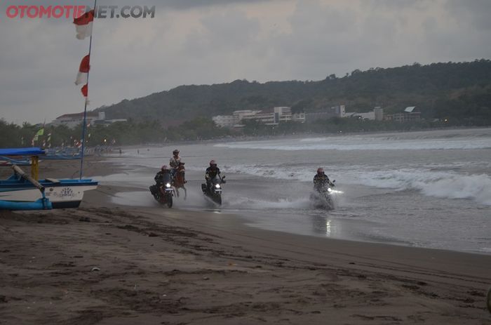 Suasana saat melintasi pantai