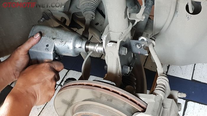 Dampak Karet Support Sokbreker Aus (Gbr.)4 Dic/OTOMOTIF Tabloid OTOMOTIF