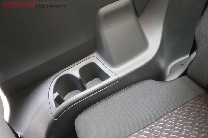 Toyota Avanza 2019. Holder penumpang belakang