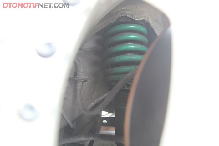 Coil over Tein untuk belakang, per custom untuk depan