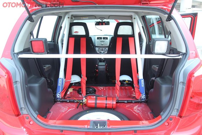 Interior pasang rollbar, korbankan jok belakang