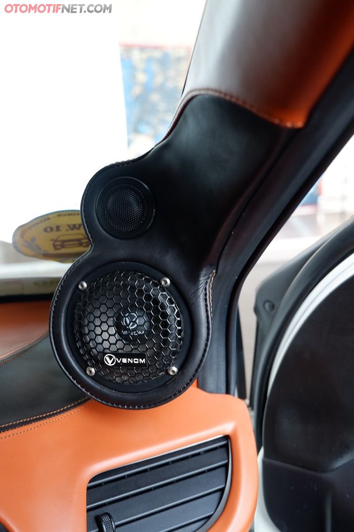 Speaker pintu depan dan tweeter di pilar A, juga pakai produk Venom. Tapi settingan-nya SQ