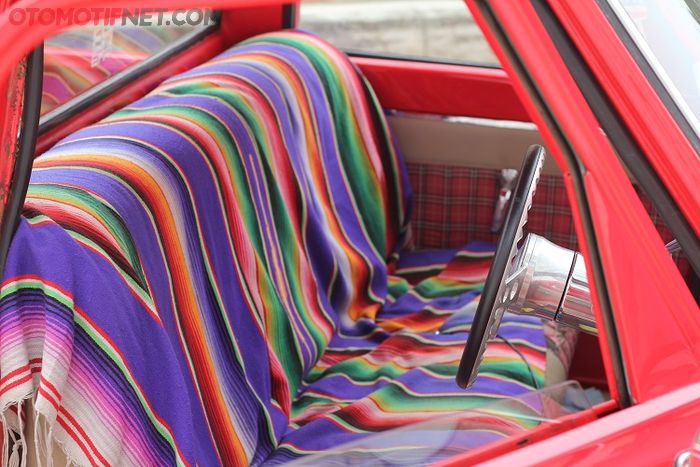 Aksen Mexican Blanket, kain dengan motif garis-garis ini identik dengan gaya low rider